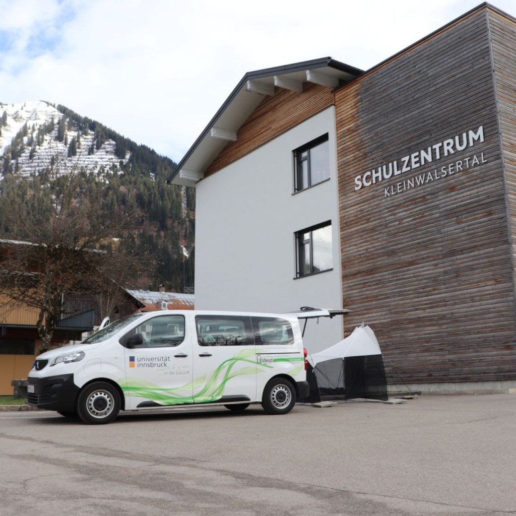 Malaise-Falle und e-Auto der Universität Innsbruck am Schulzentrum Kleinwalsertal