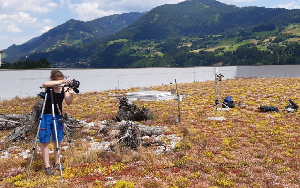 Wissenschaftlerin bei Messungen der Vegetation auf einem Gründach mit einer Infrarotkamera