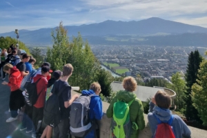 Schüler*innen am Hafelekar mit Innsbruck im Hintergrund