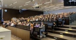 Teilnehmer*innen der Sparkling Science Tagung im Hörsaal an der Universität Innsbruck