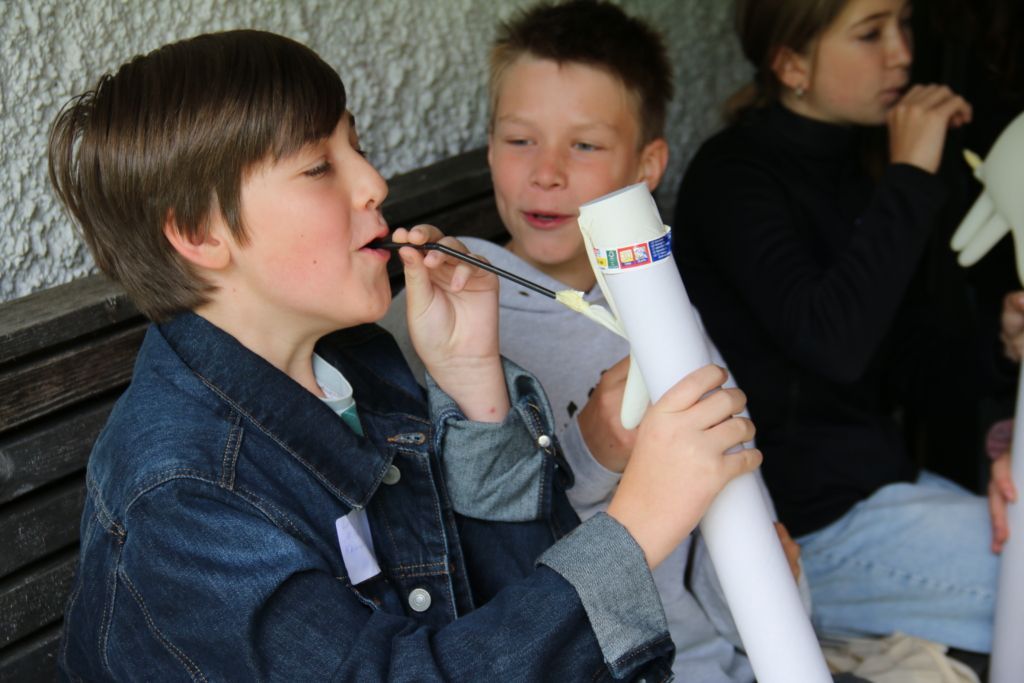 Zwei Schüler mit einem selbstgebauten Musikinstrument