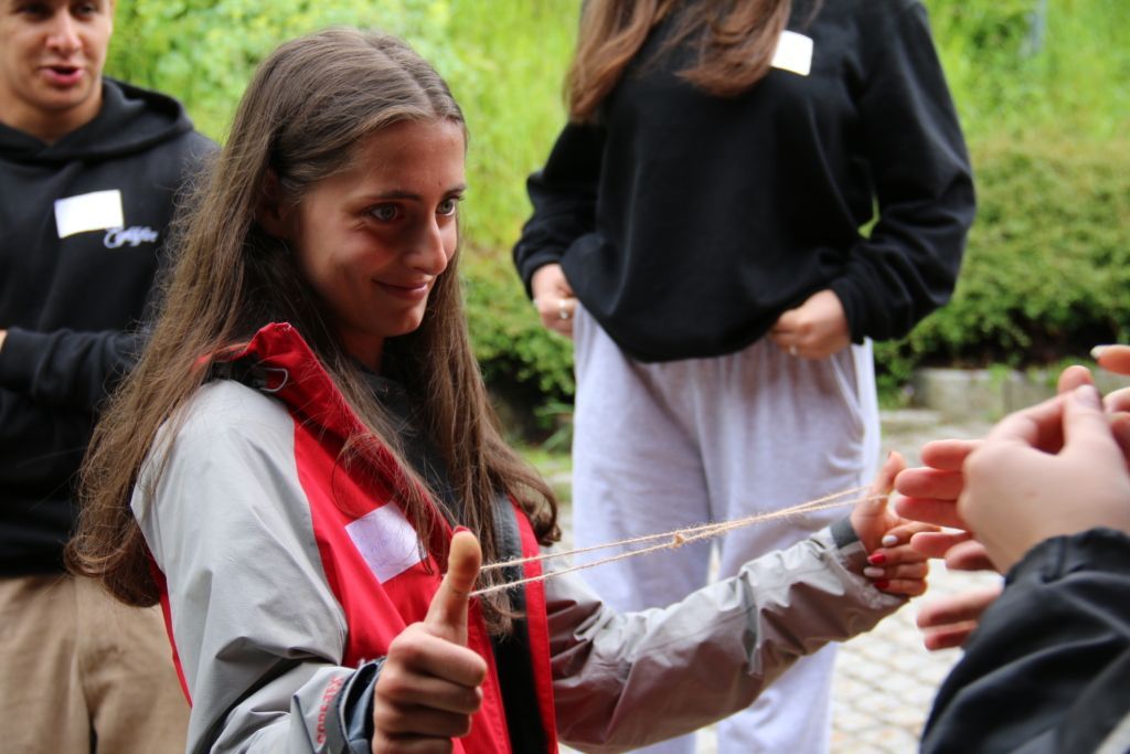 Schülerin mit einer Schnur in der Hand bei einem Workshop