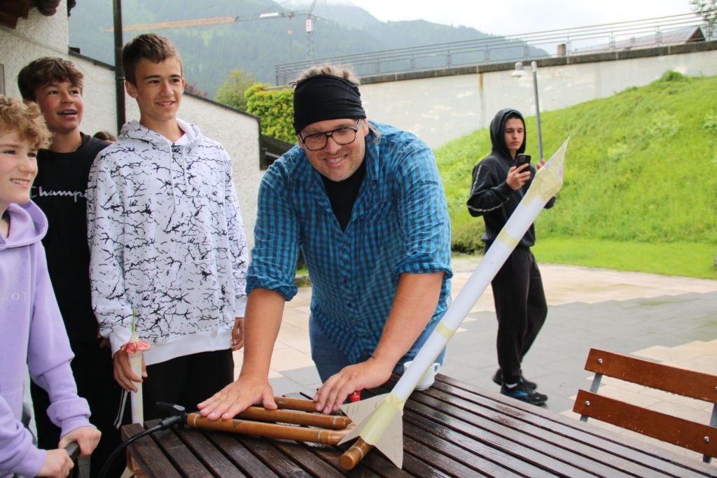 Teilnehmer eines Workshop schießen eine Rakete ab