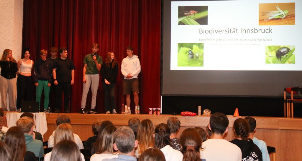 Schüler*innen der 7b des BRG in der Au bei einem Vortrag beim Wissenschaftsfest