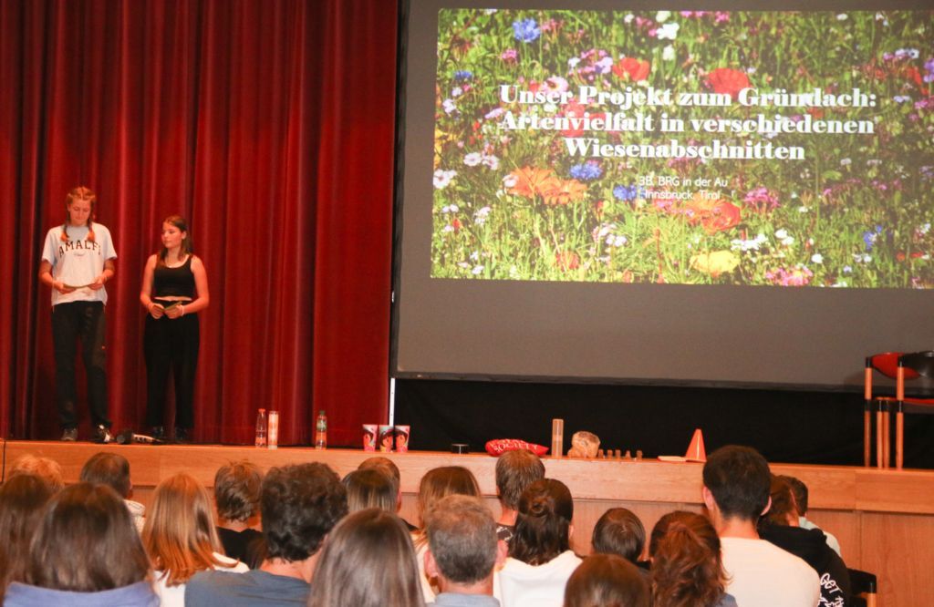 Schülerinnen der 3b des BRG in der Au bei einem Vortrag beim Wissenschaftsfest