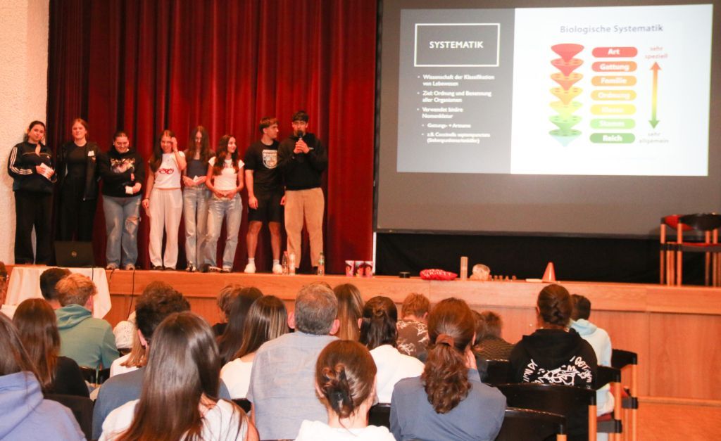 Schüler*innen der 7d des BRG in der Au bei einem Vortrag beim Wissenschaftsfest