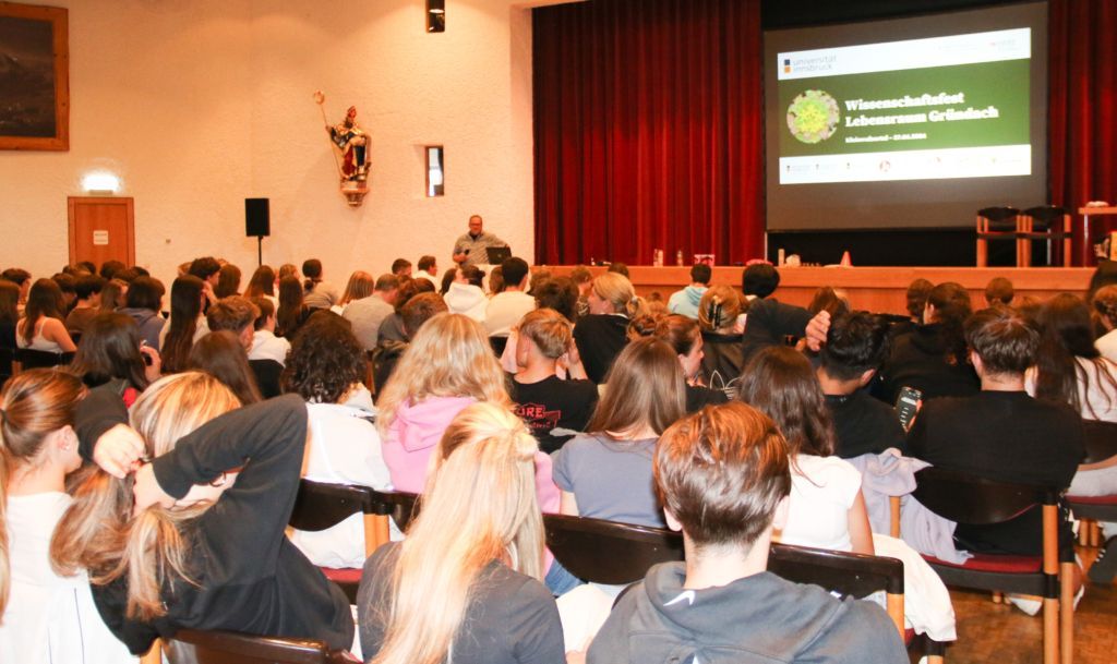 Schulklassen beim Wissenschaftsfest im Kleinwalsertal