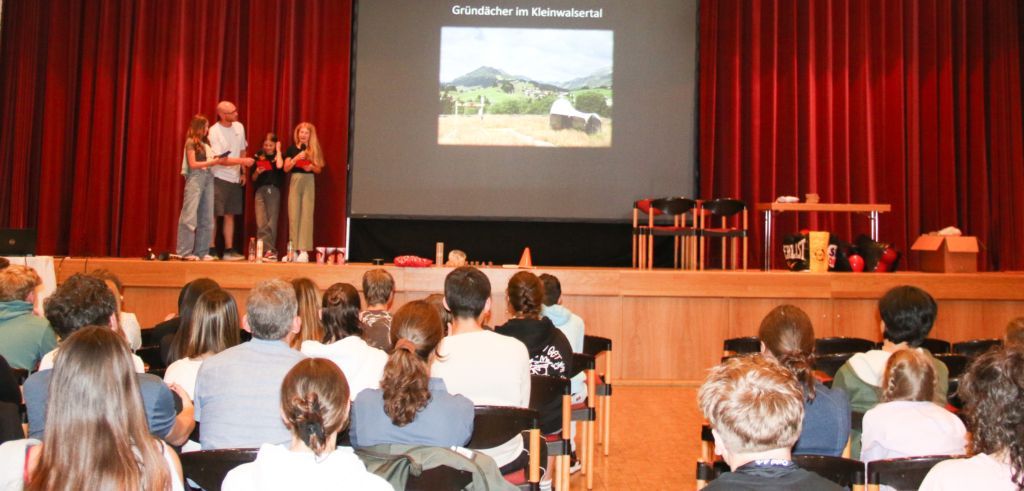 Schülerinnen der 7a und 7b der Mittel-/Realschule Kleinwalsertal bei einem Vortrag beim Wissenschaftsfest