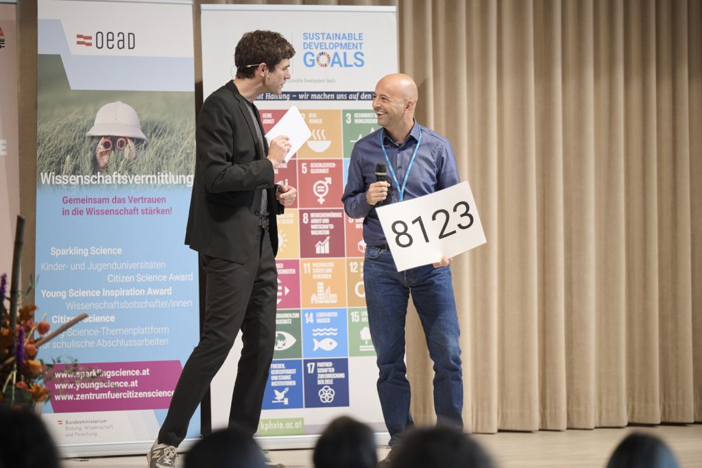 Johannes Rüdisser vom Projekt Lebensraum Gründach mit Moderator Christian Bertsch bei der Verleihung des Citizen Science Awards